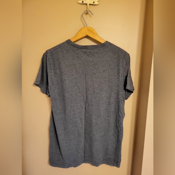 Levi's. Graphic tee. V neck, charcoal w raven print. Mens L - Picture 2 of 4